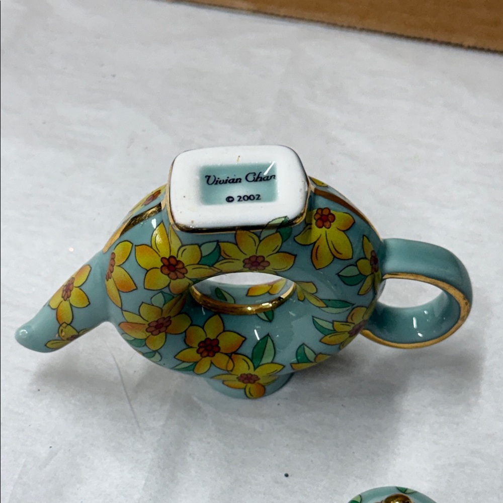 ⭐️2002 Vivian Chan miniature porcelain teapot. - Picture 8 of 16